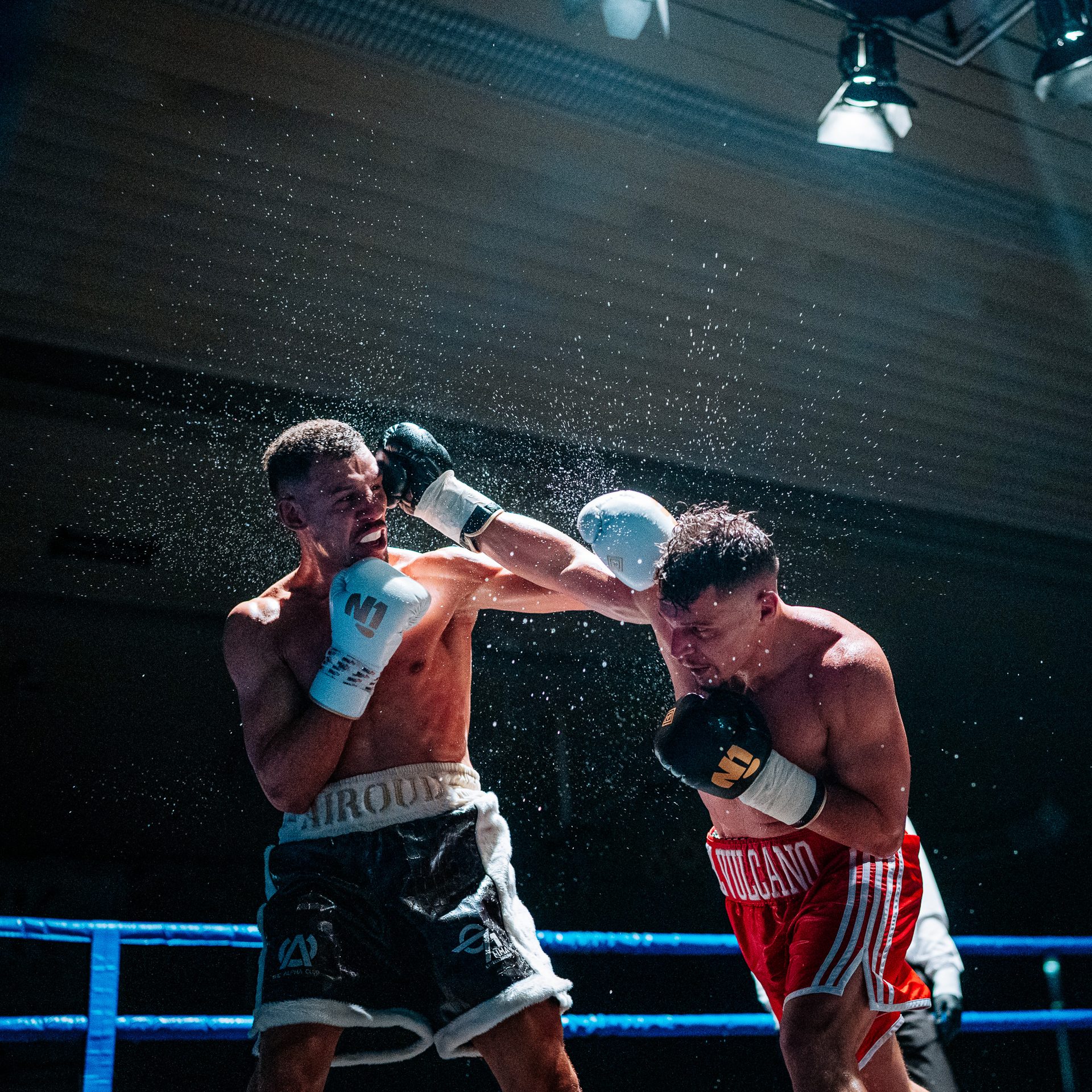 Zwei Boxer im Schlagabtausch im Ring