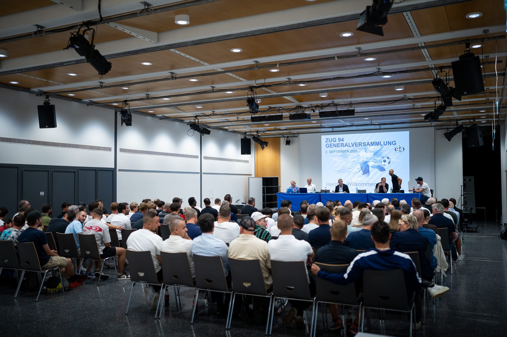 Generalversammlung eines Fussballvereins im Saal